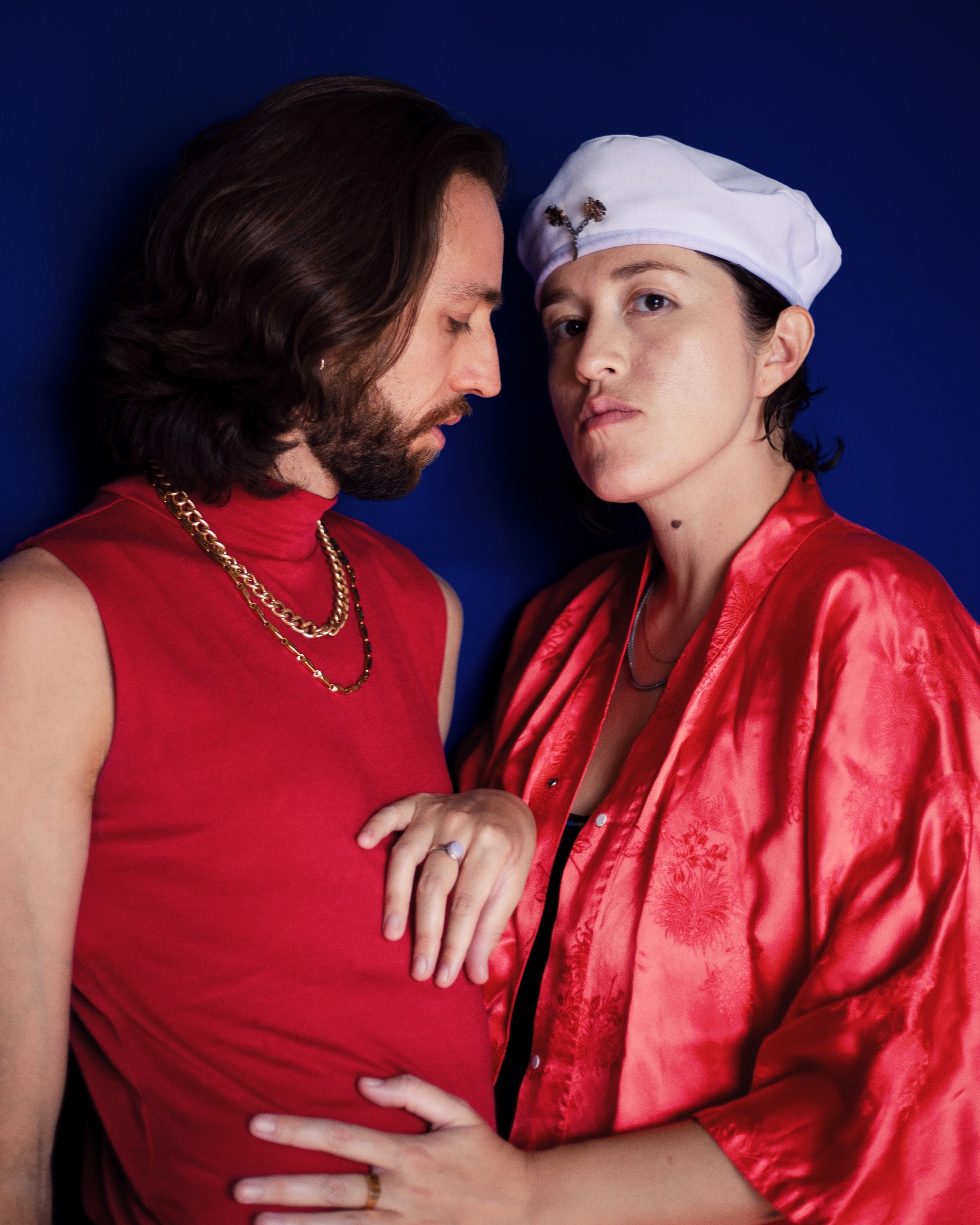 Continuando el camino hacia su EP de covers, Ruzzi presenta «Bailando» con Esteman