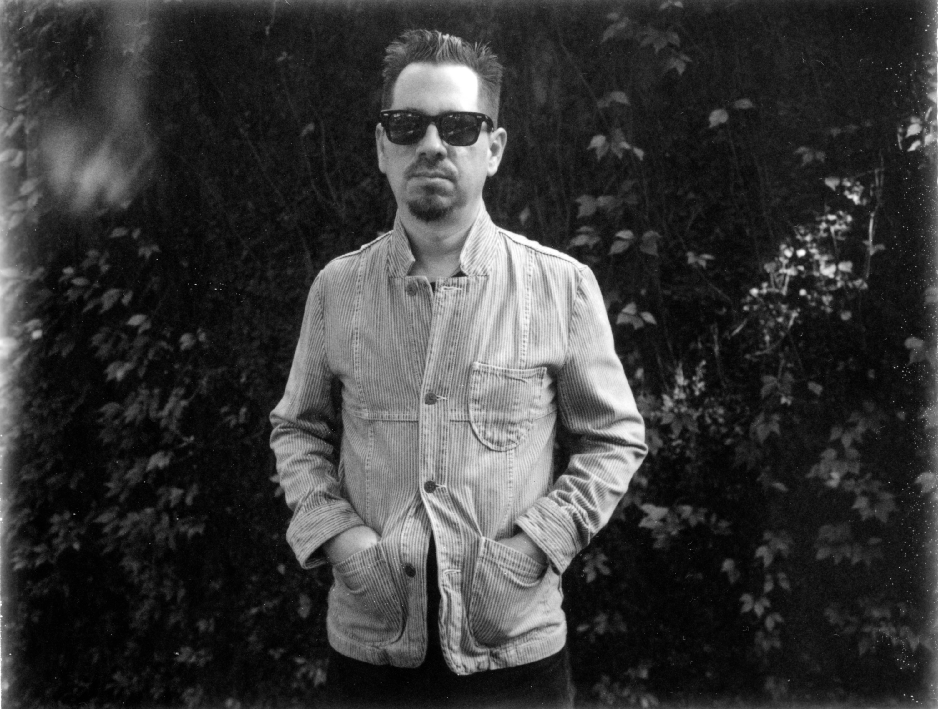 Nacional Records y Adrian Quesada (Black Pumas) presentan «One Woman Man» ft Aaron Frazer + David Hidalgo