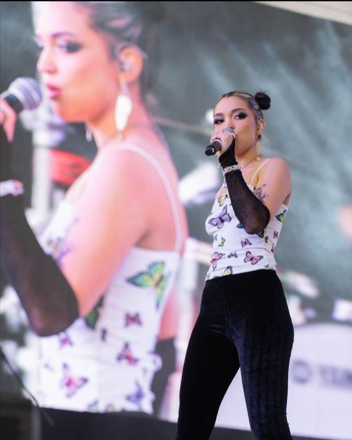 Ambar Lucid fue recibida con ovaciones y aplausos en su presentación del Vive Latino.