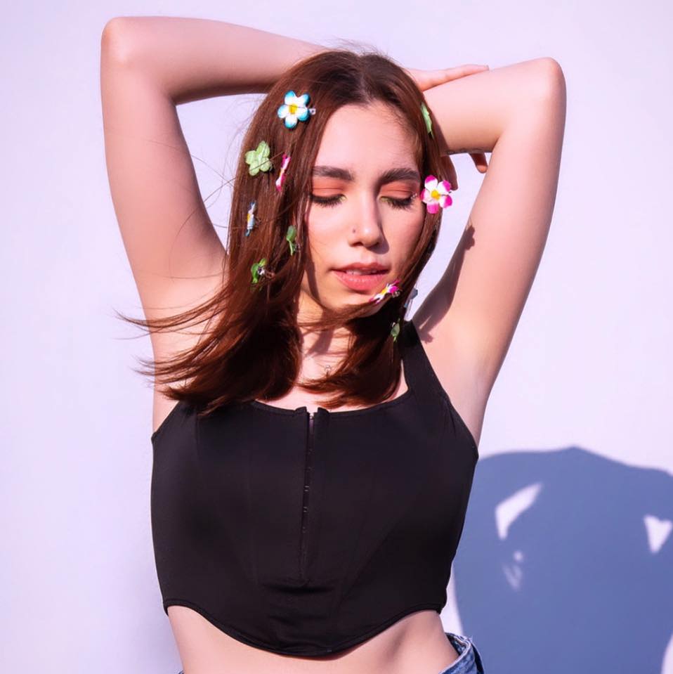 Valeria Dávila estrena PM, su nuevo sencillo que habla de la distancia, la relación con sus padres y el amor infinito.