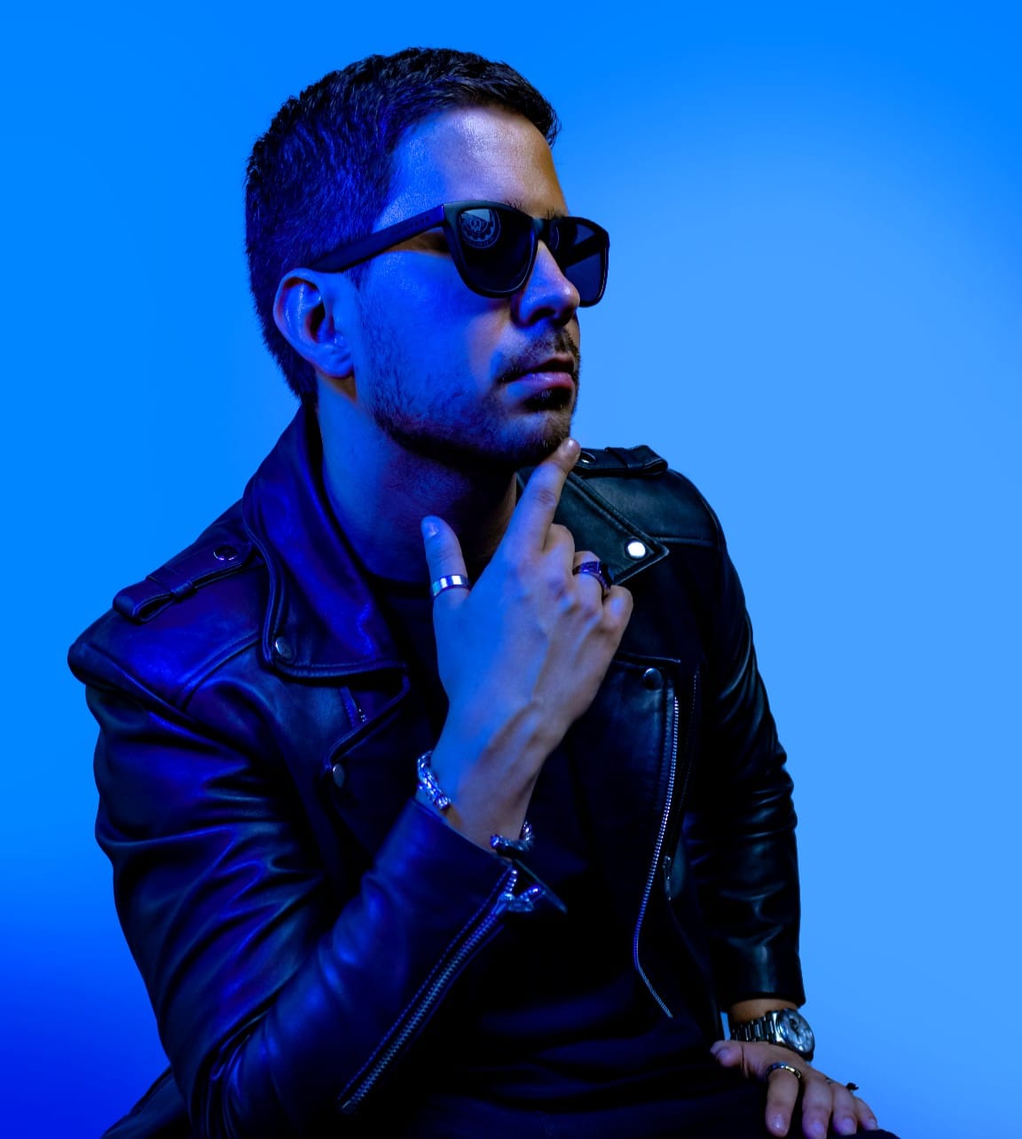 Budar cantándole al destino