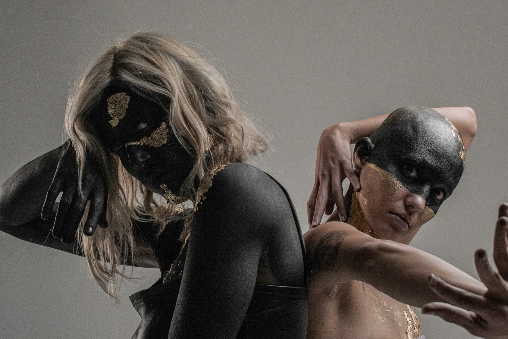 MENOS HUMANOS, UNA AMALGAMA DE RIFFS DISTORSIONADOS Y VOCES MELÓDICAS