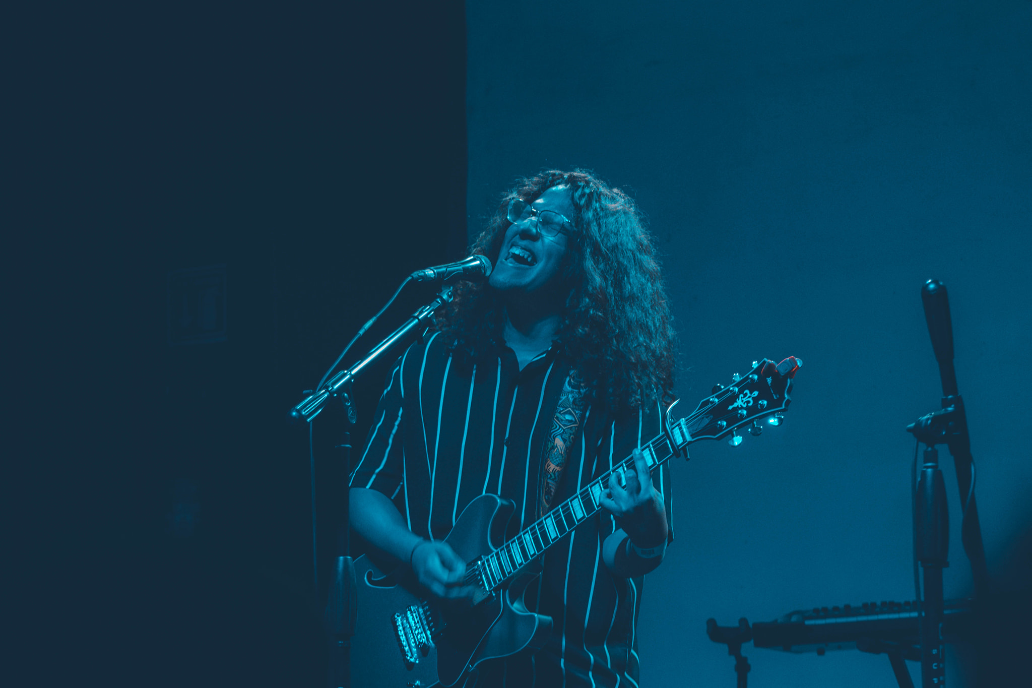 Saúl de los Santos comparte cover en post punk a Grupo Firme: “Ya Supérame”