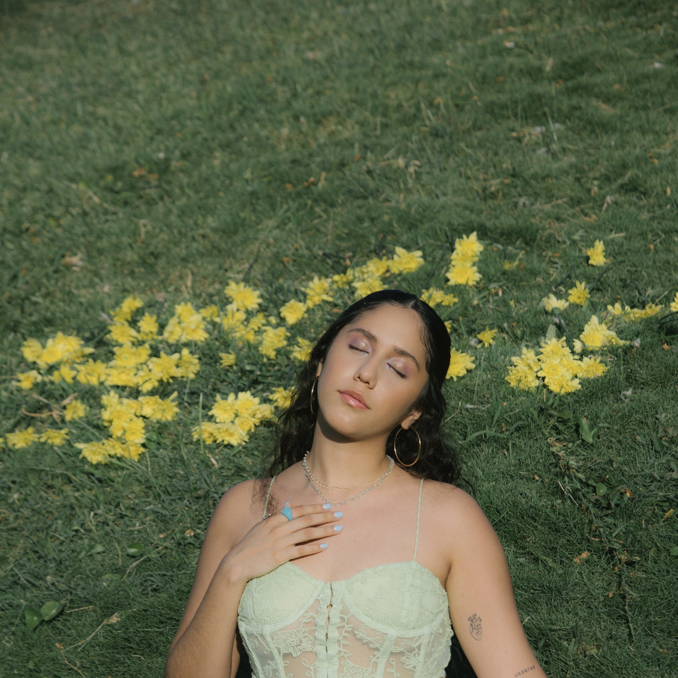 Valeria Jasso presenta video de «miel <3"