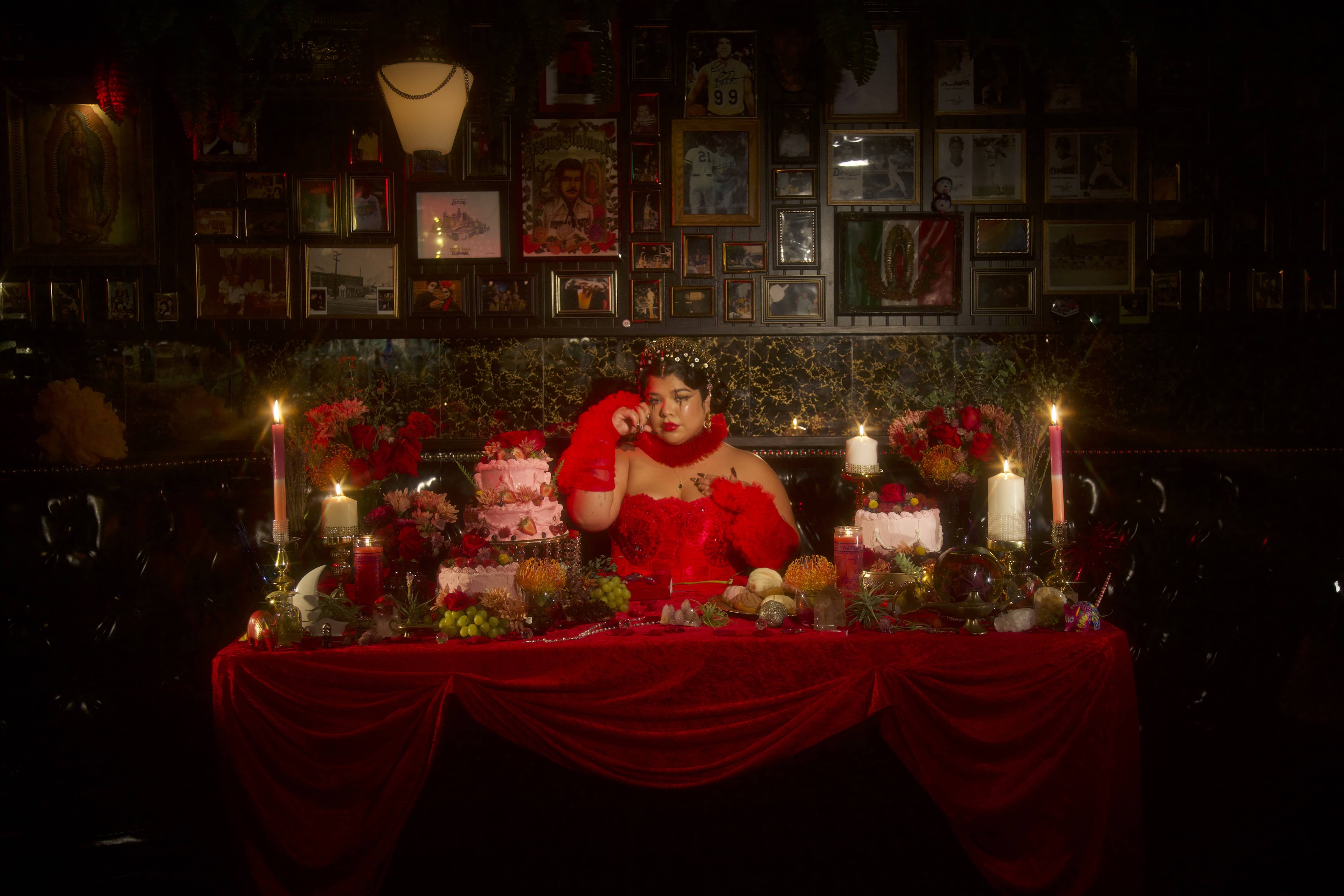 Doris Anahi nos presenta su EP debut «Aprendiendo por las Malas»; Encontrando a la artista en su momento mas vulnerable