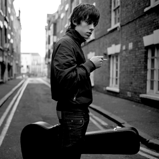 Jake Bugg celebra el 10º Aniversario de su Álbum Debut Homónimo, certificado Doble Platino