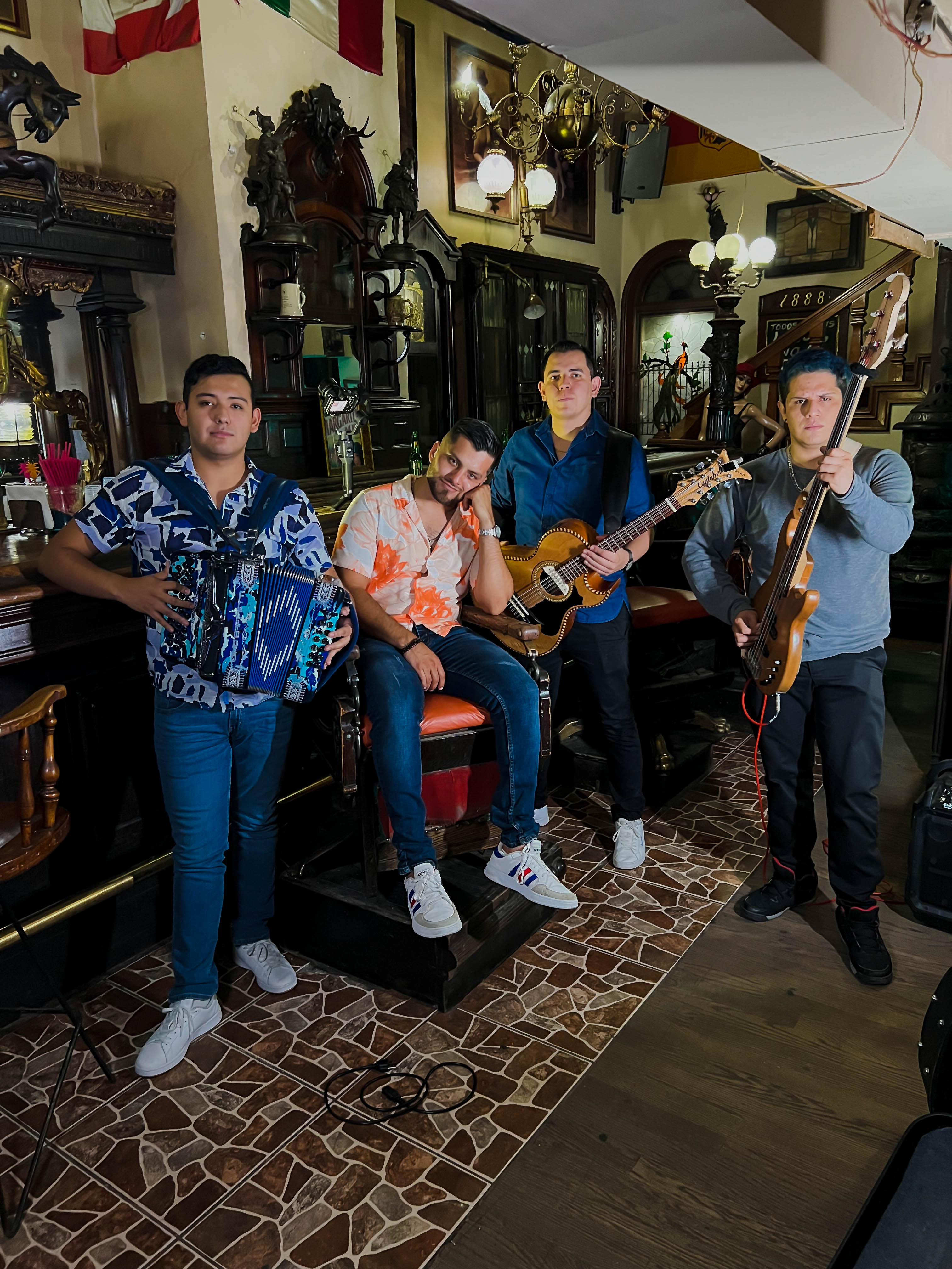 Villalobos tiene la rola para la pachanga con los compas: «La Vieja Bose»