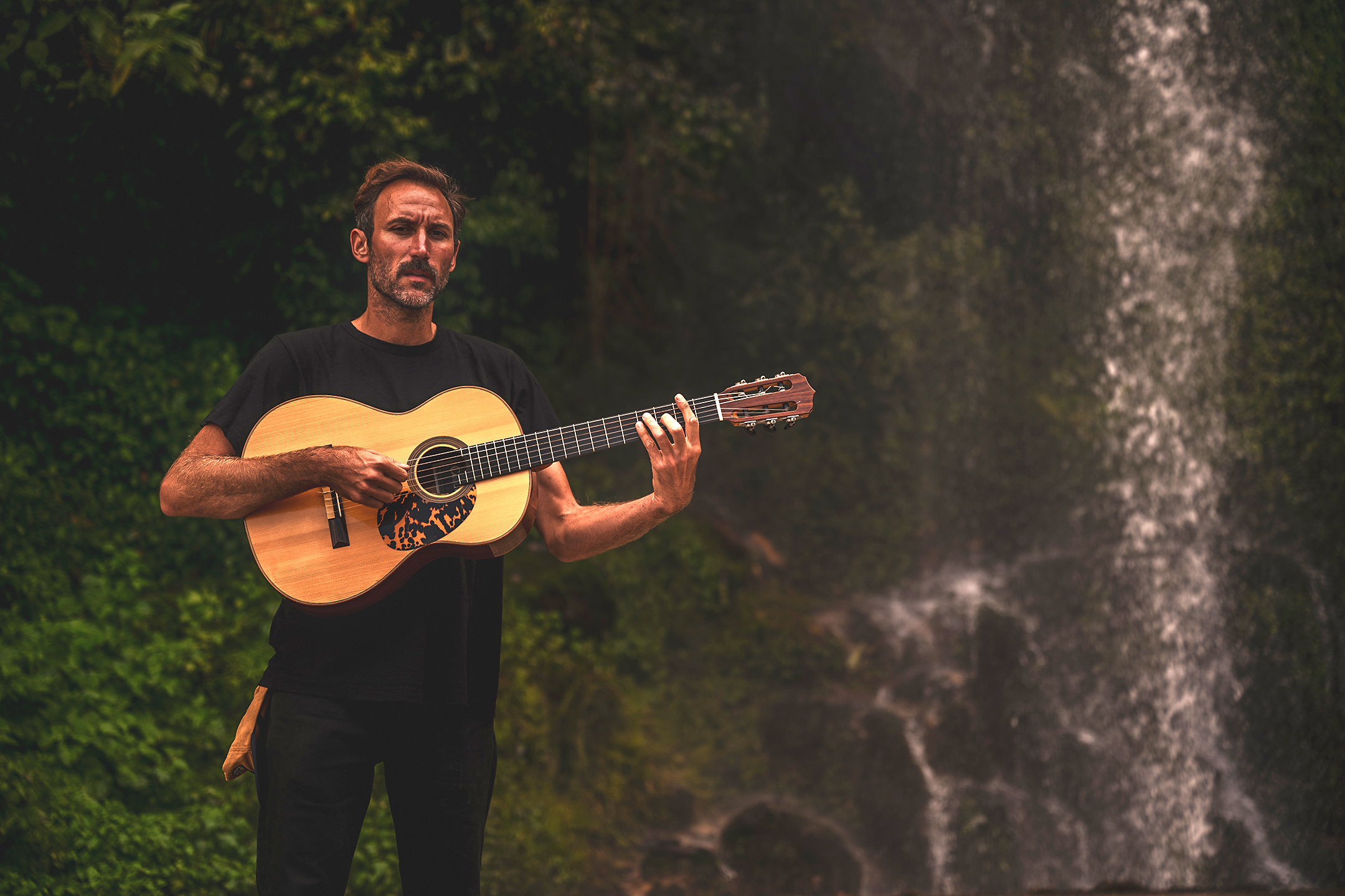 Matt Costa «nos lleva un viaje cultural en su nuevo video Holy Mountain»