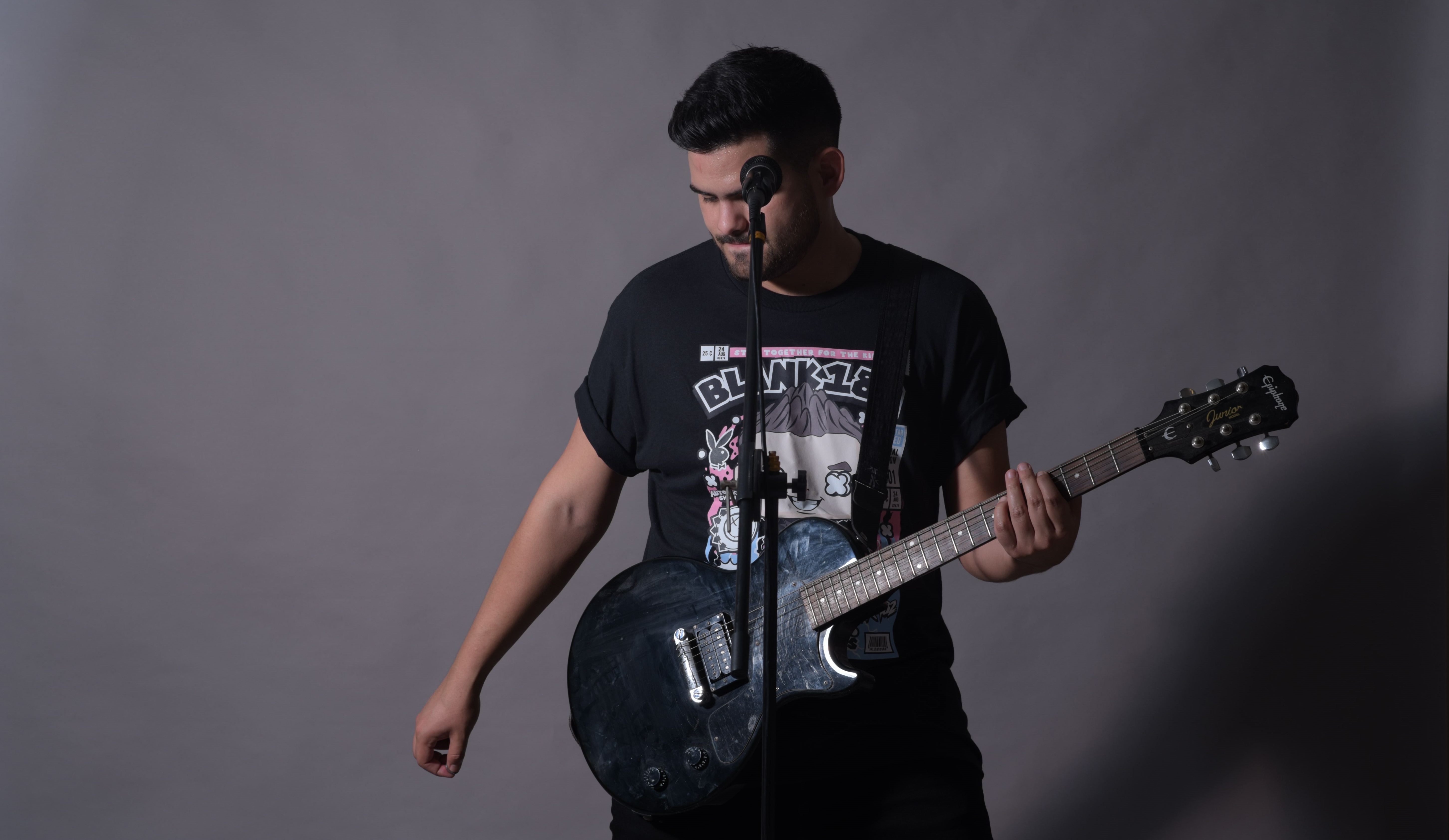 Juan Caly regresa a sus inicios con “Necio”