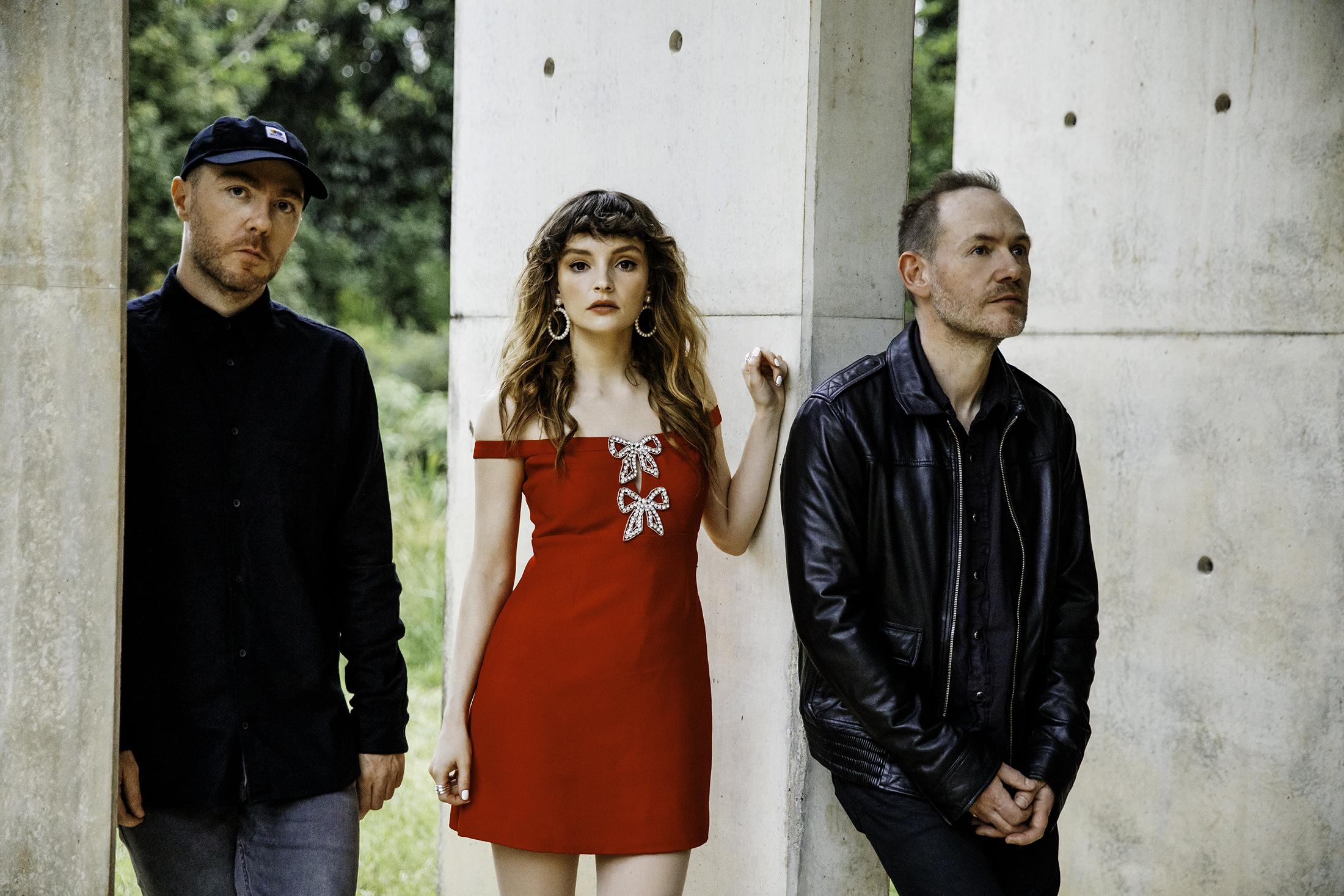 CHVRCHES lanza su nuevo sencillo “Over”