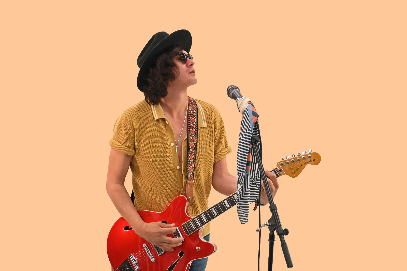 Julian Acosta estrena “Neón”, un homenaje a la cultura mexicana