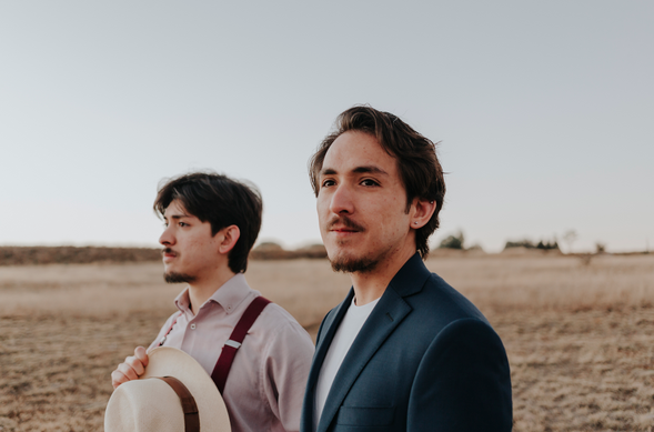 <strong>Por Lo Menos Dos</strong> y <strong>Natále</strong> estrenan <strong>«Colores»</strong> y nos enseñan la importancia de los cambios