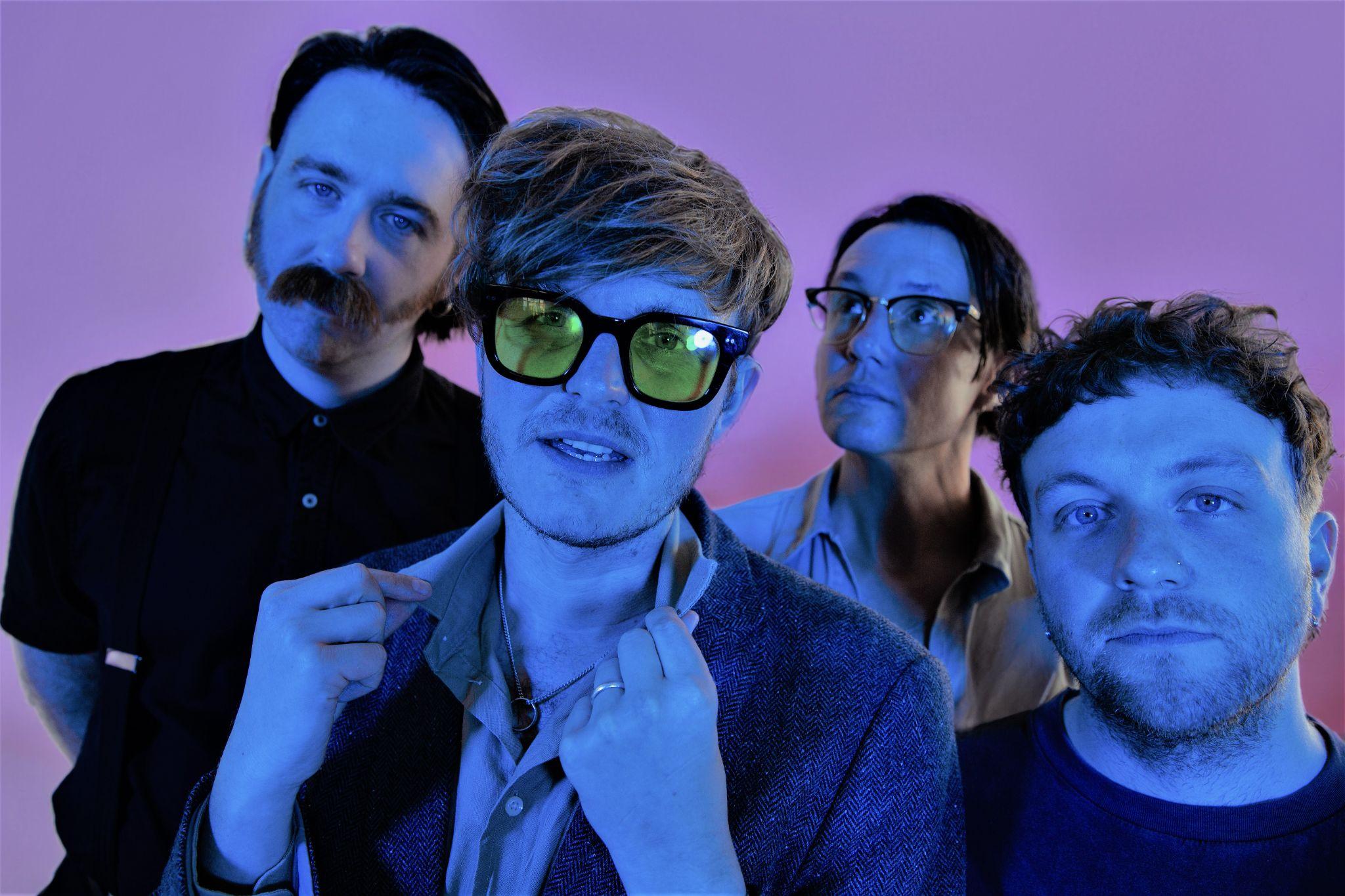 Yard Act lanza su nuevo sencillo “The Trench Coat Museum”