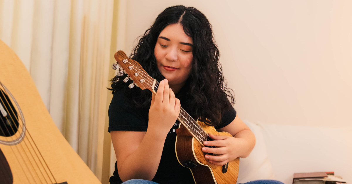 Emociones en armonía: El viaje musical de ‘En mi Habitación’ por Carol Hills