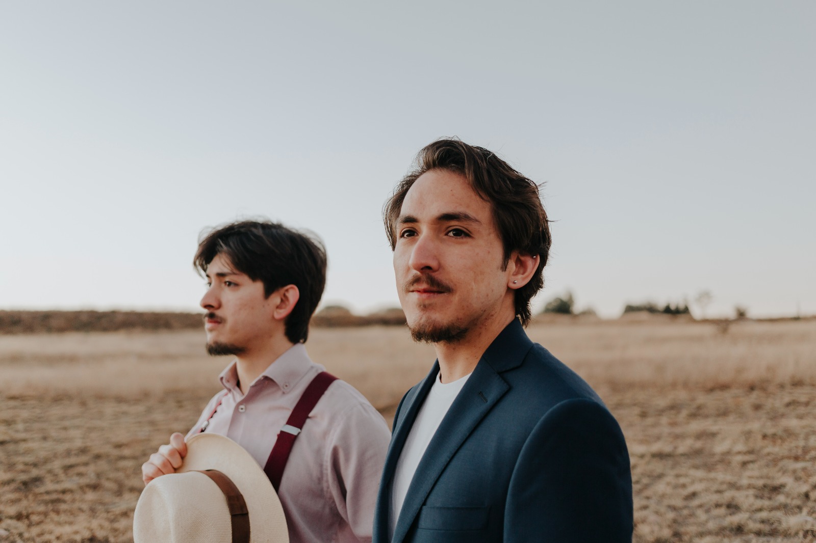 Por Lo Menos Dos y Natále estrenan su sencillo: «Colores» y nos enseñan la importancia de los cambios