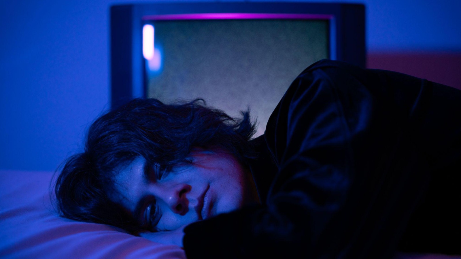 Henson lanza su sencillo «BLU»: Una inmersión nostálgica en las complejidades del amor