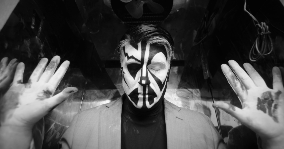 El músico peruano Nicolás Duarte el videoclip de ‘Levitar caer’, una imagen suspendida entre el caos y la calma