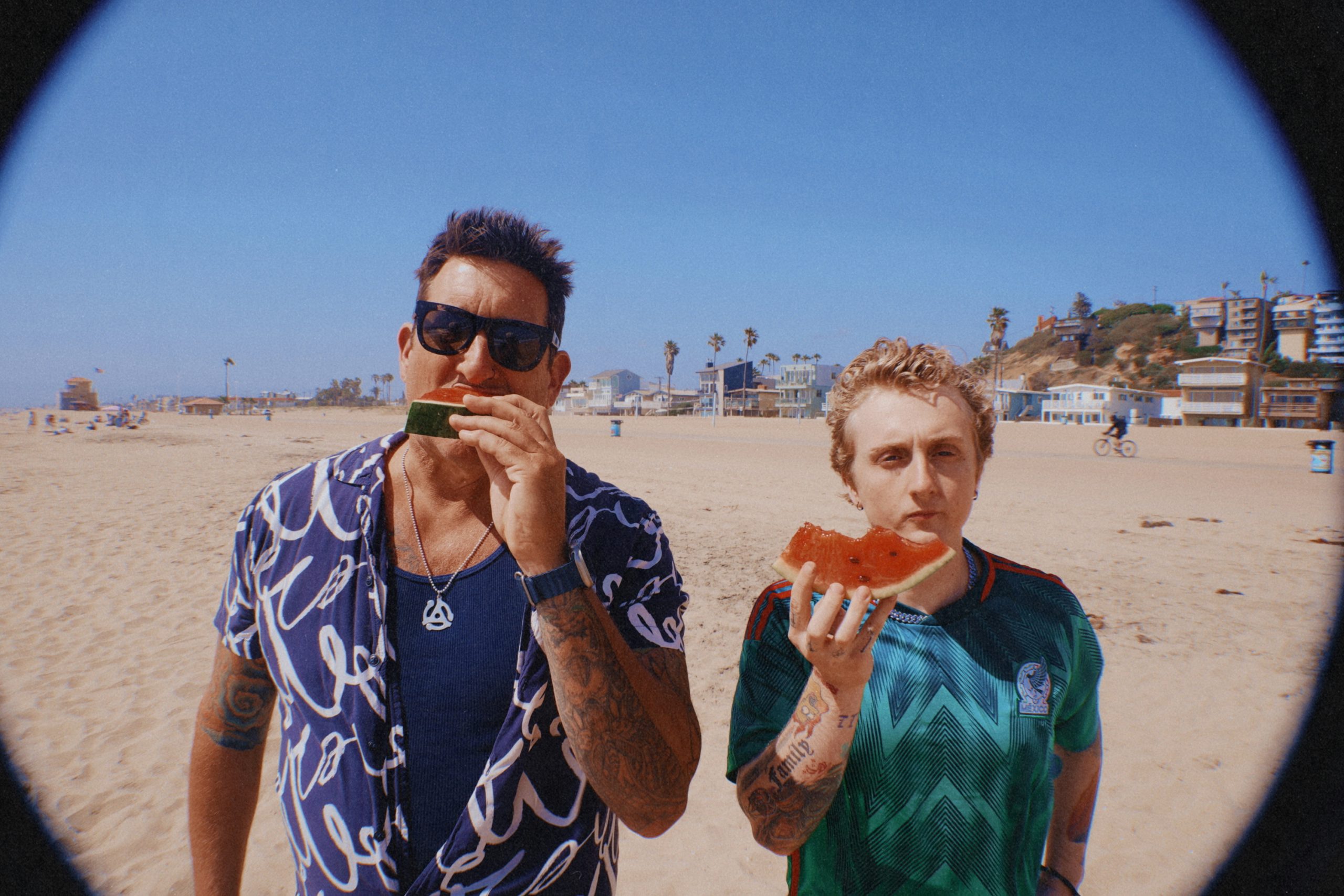 Love Ghost y Zach Goode (Smash Mouth) lanzan <em>Sandcastles</em>: un himno nostálgico de rock alternativo