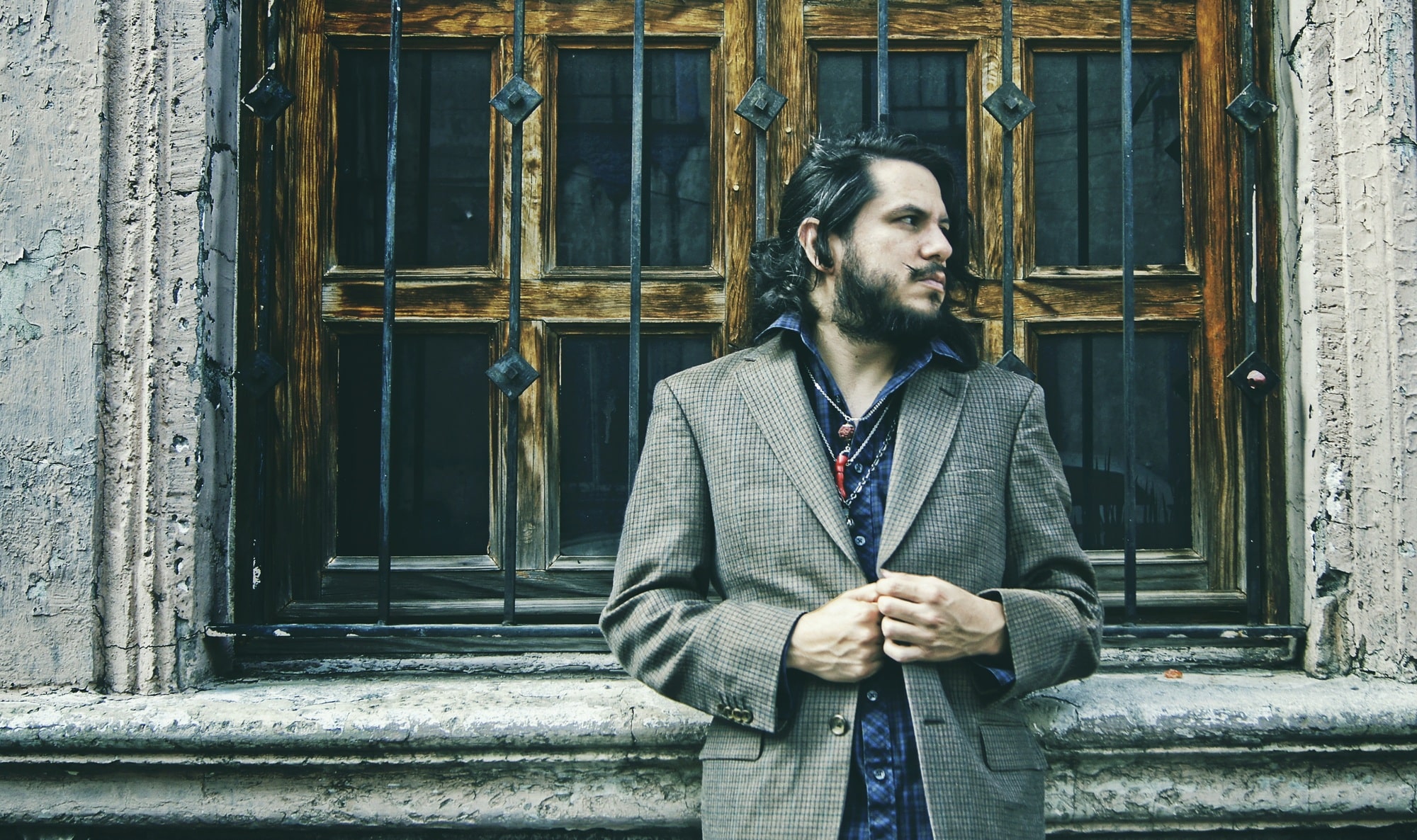 “Dos Favores”: el bolero glam de Gustavo Rosacruz