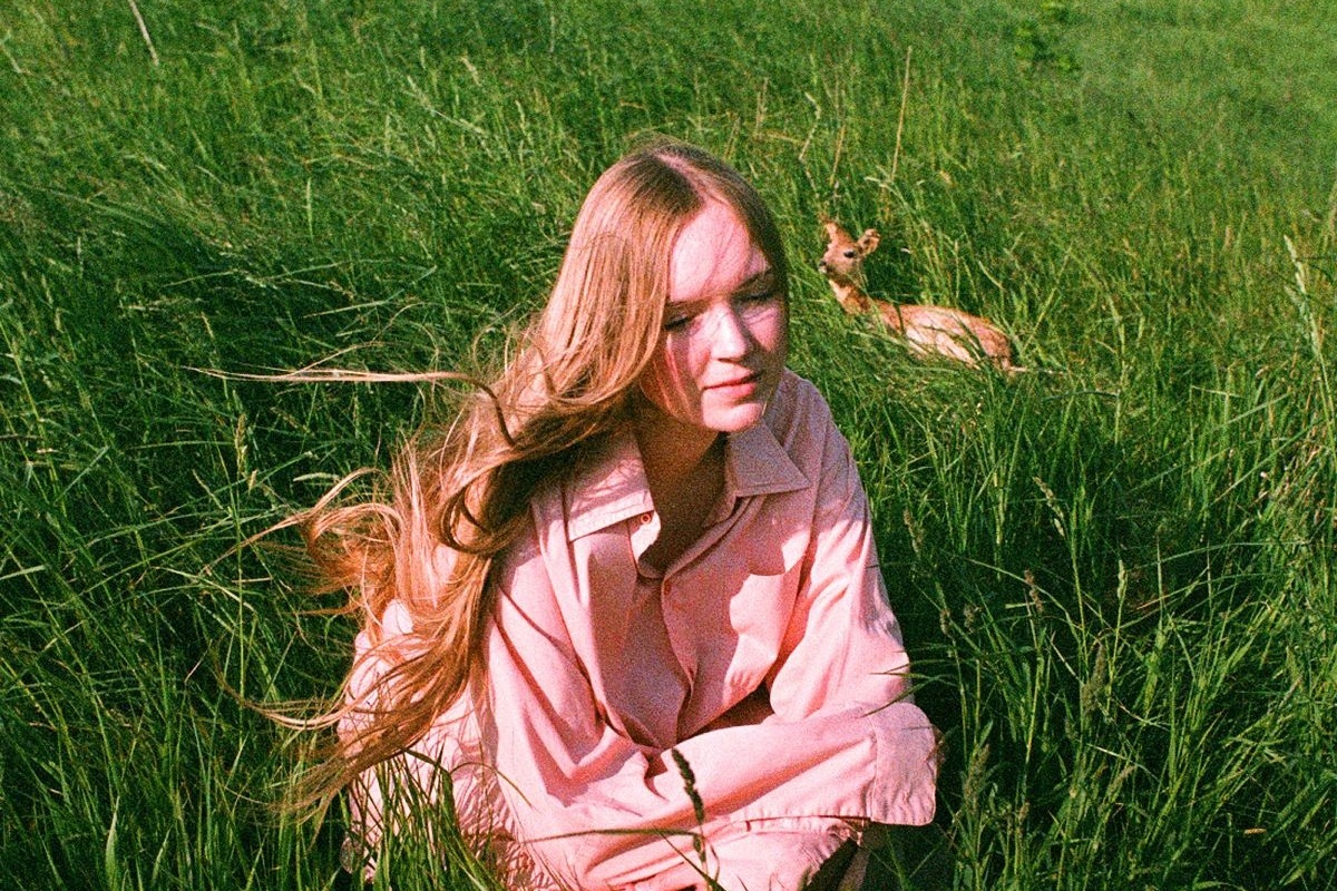 Babygirl presenta su álbum debut: pop, nostalgía y mucho corazón