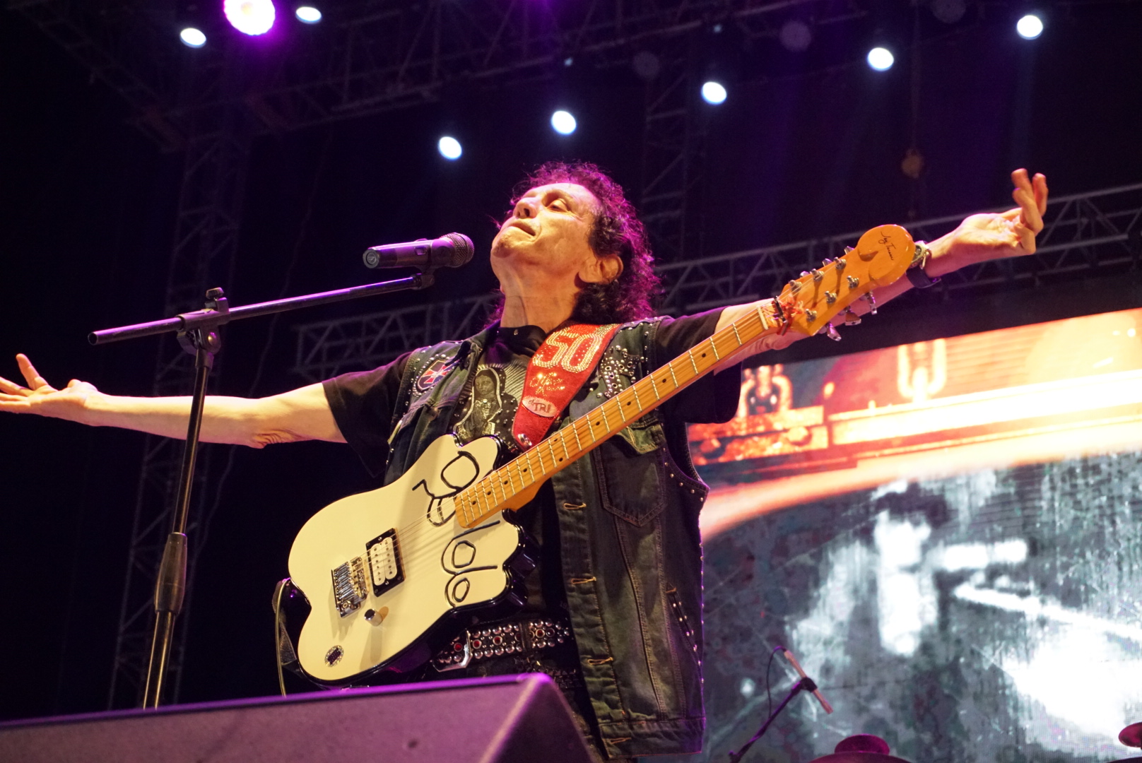 El Tri: 50 años al son de la lira y armónica