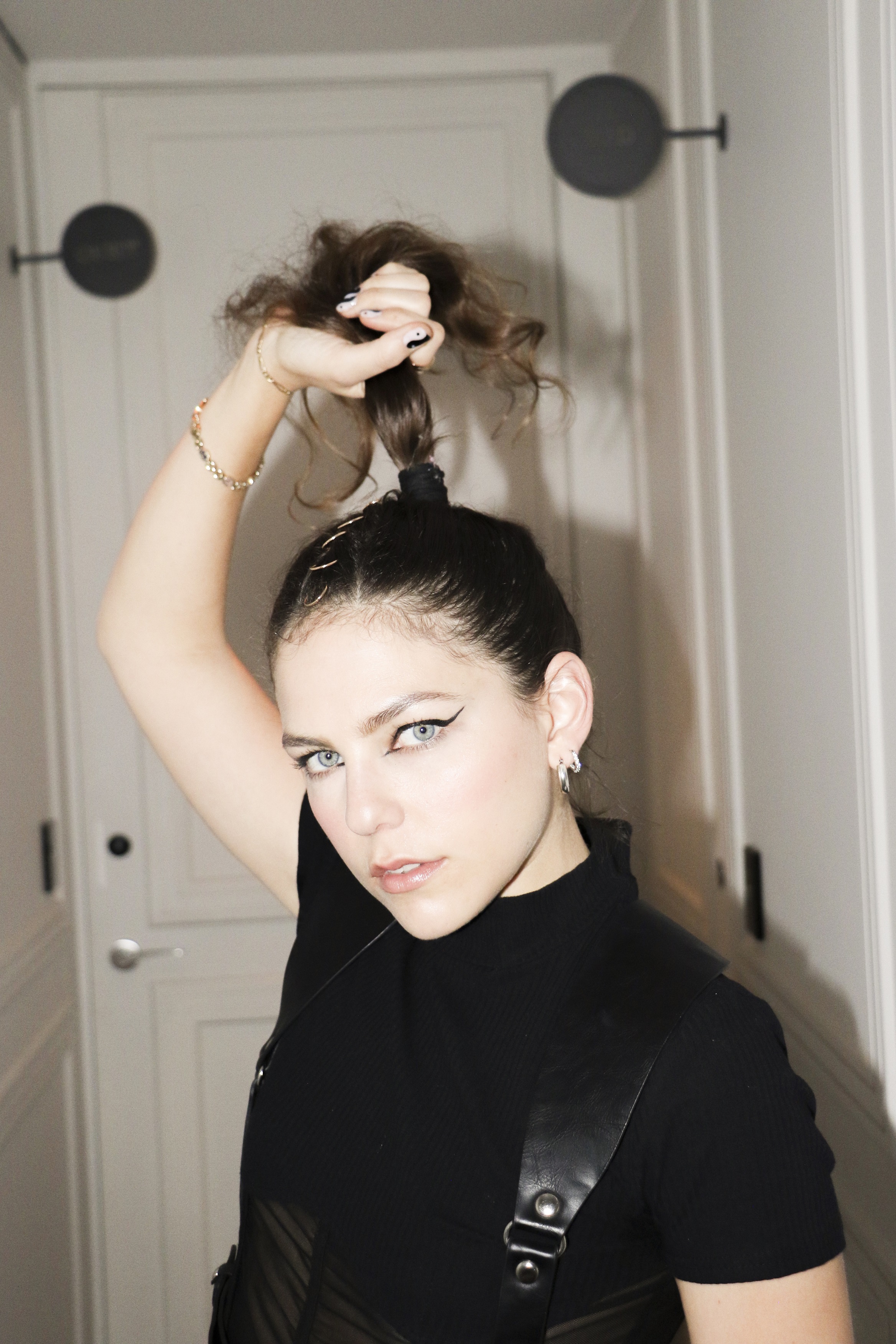 ILSE HENDRIX presenta PELIGROSA