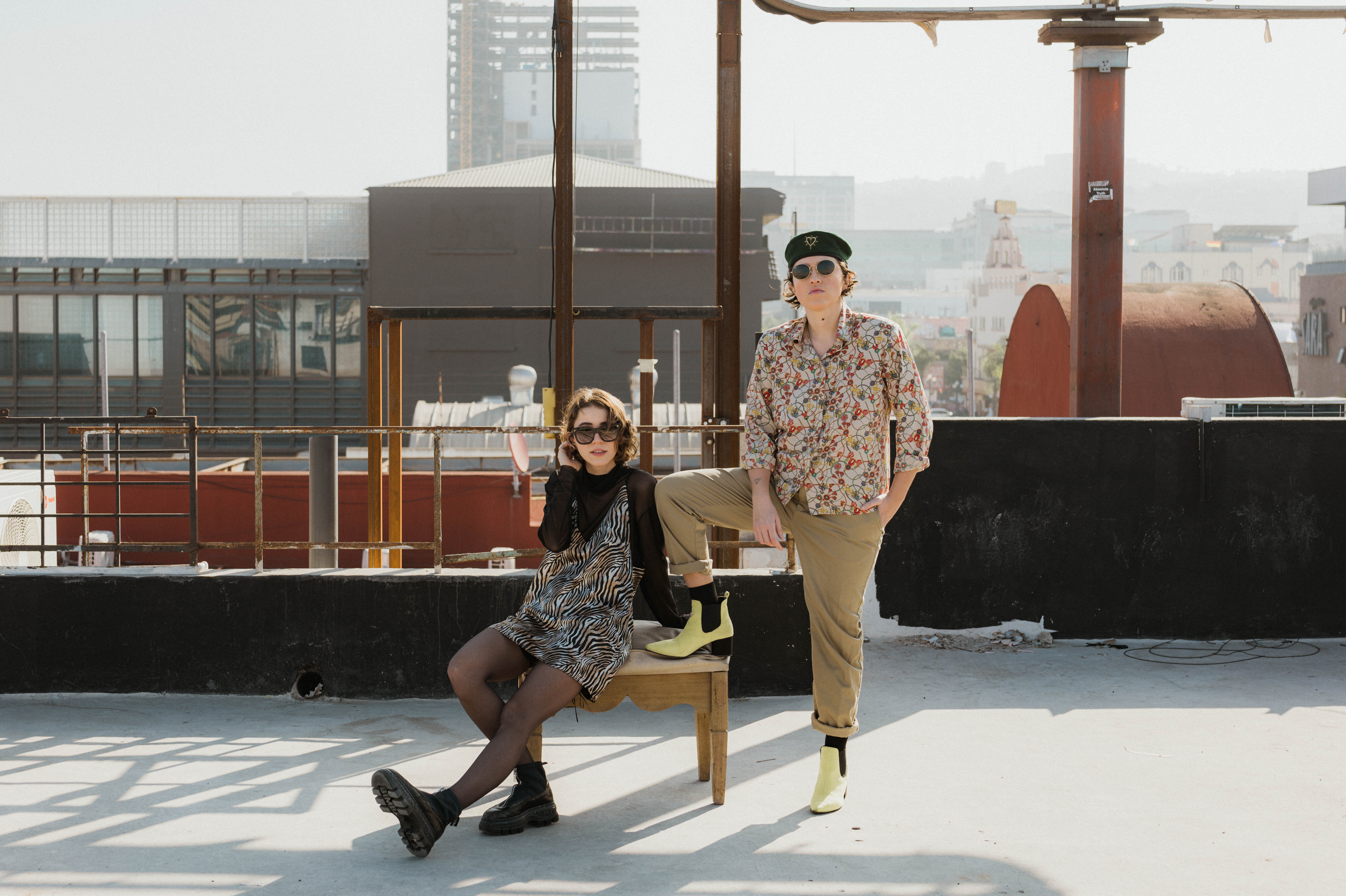 Ruzzi presenta «Qué Maldición» con Tessa Ia