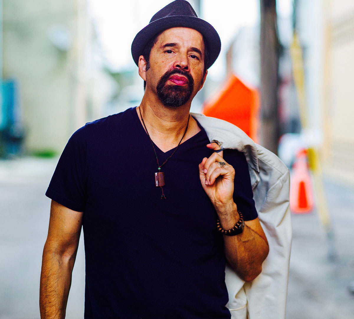 Elsten Torres presenta un tema por una noble causa: “Let It All Out”