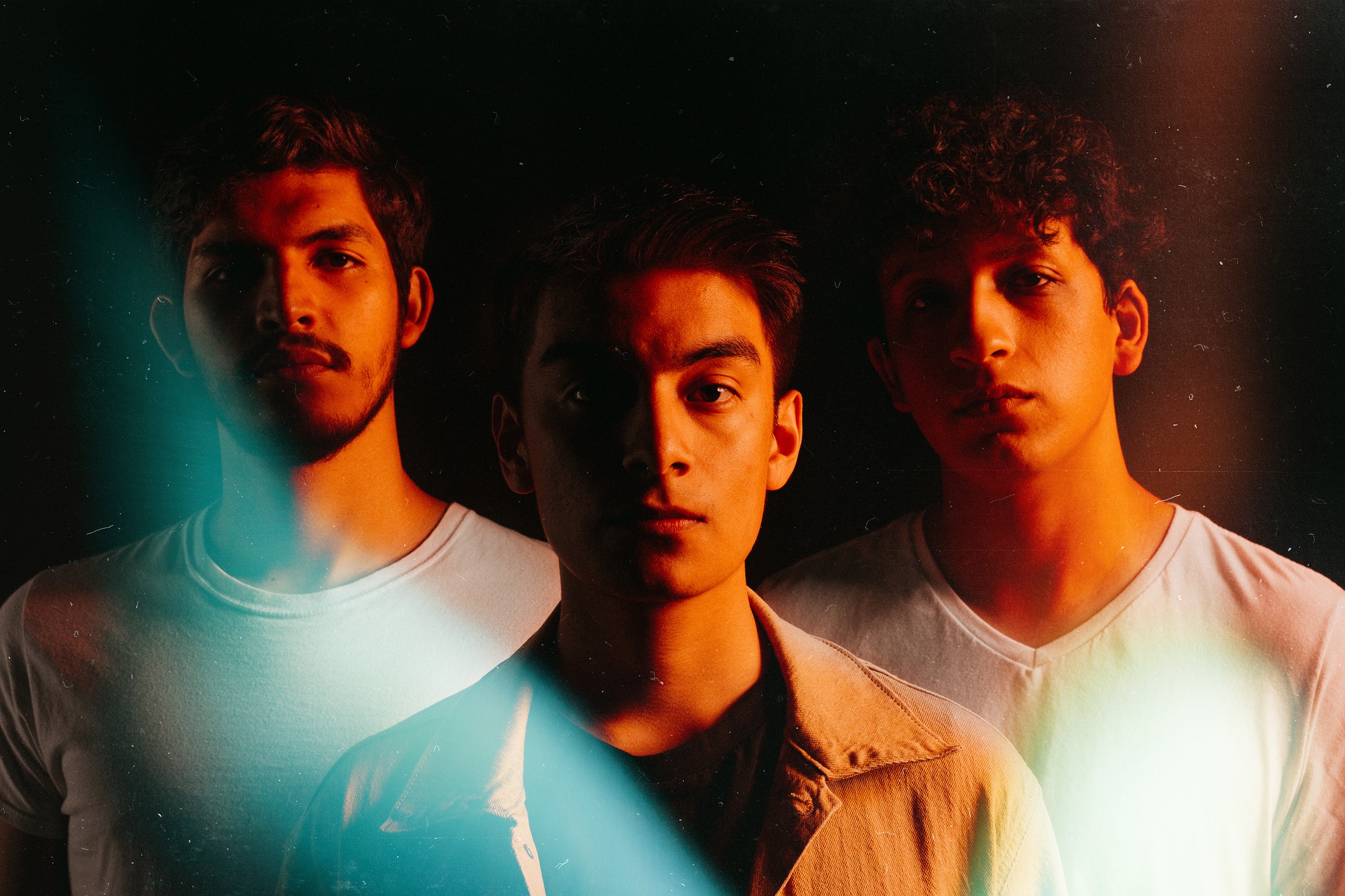 Rollo California nos trae su 4to sencilo “Casi Rojo”