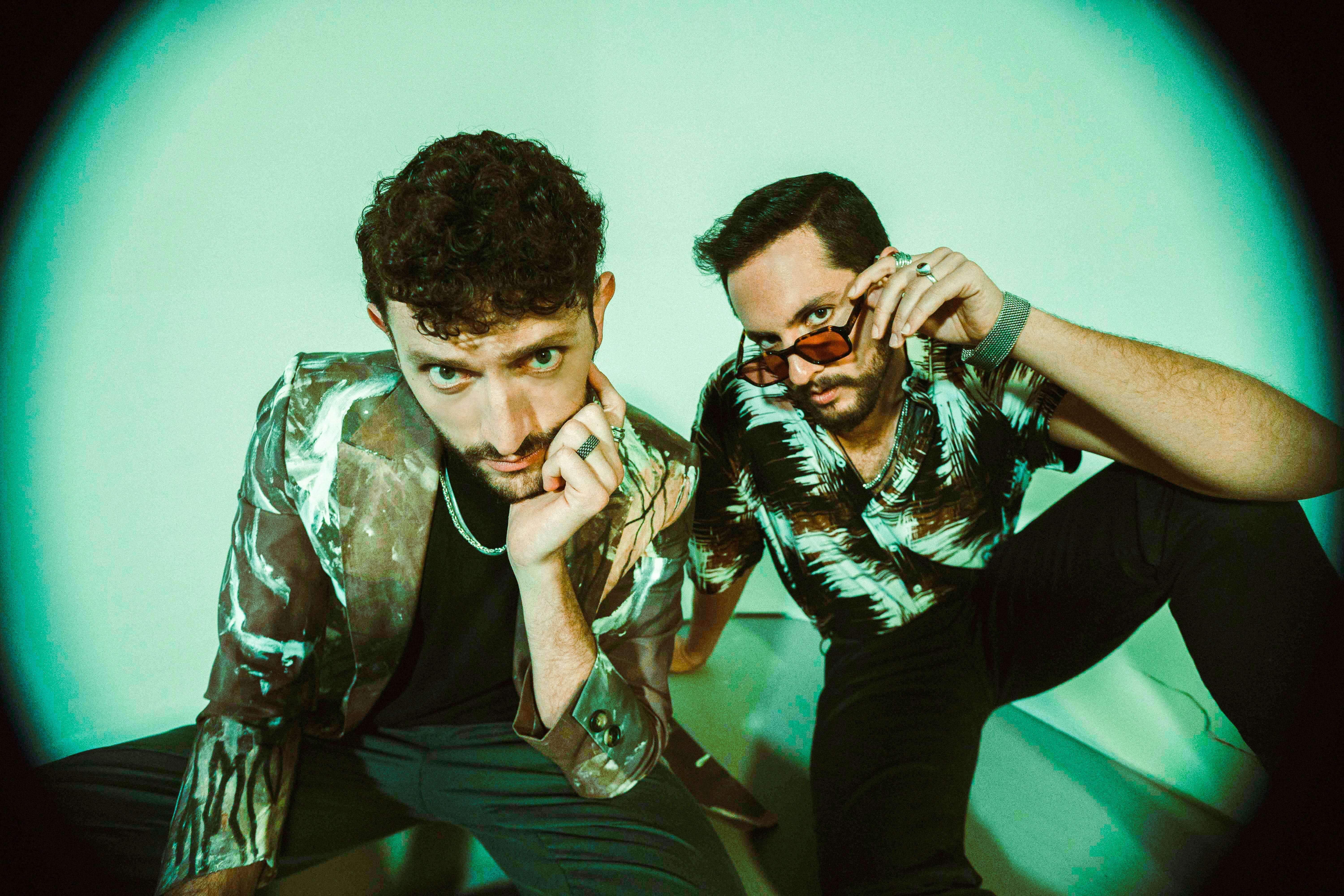 Los Rumberos estrenan su nuevo sencillo «Llorando Frente Al Mar»