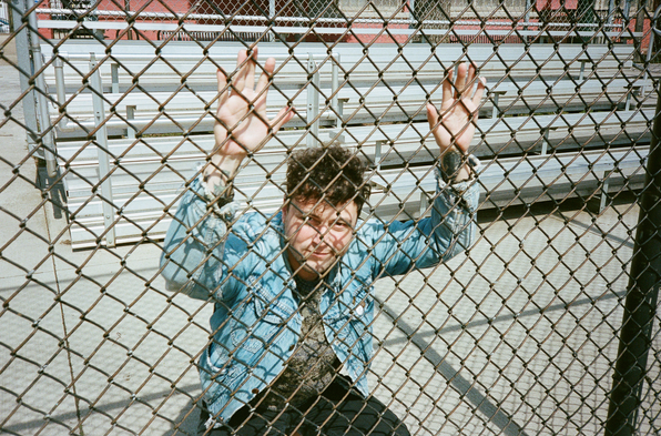 Rudy De Anda estrena «June Gloom» (Smilin’) previo a su nuevo álbum