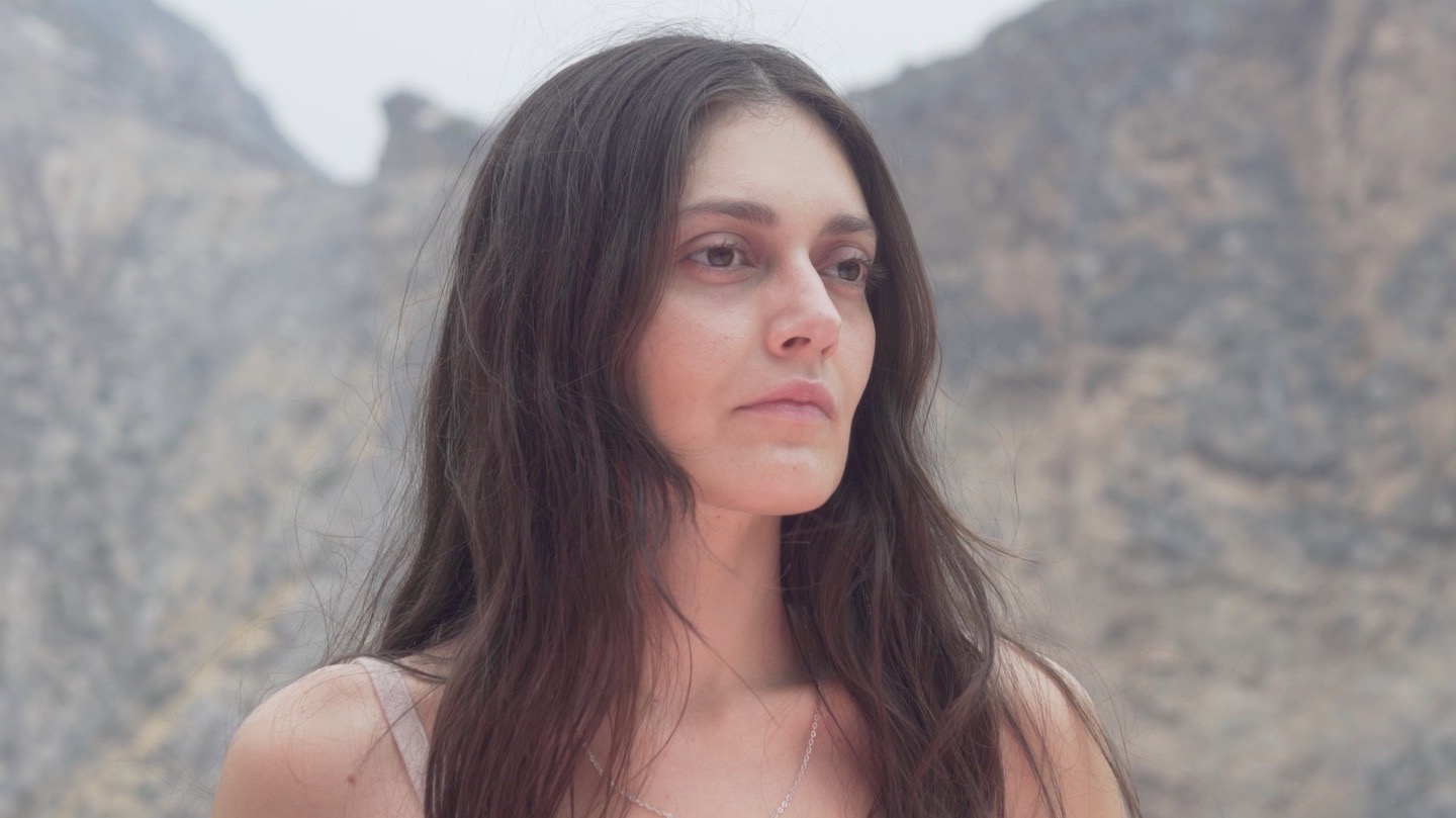 MJ Baez: Se lanza a la aventura con su sencillo debut en solitario “Huracán”|Entrevista