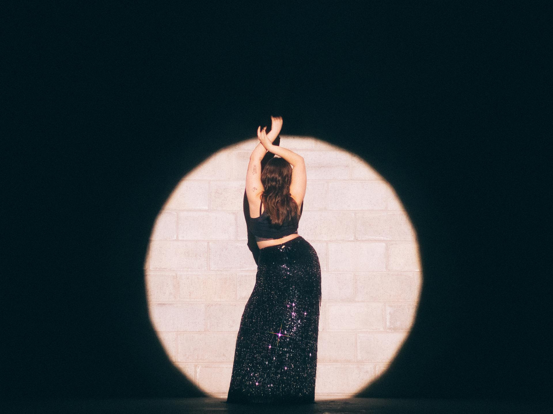 Escucha «Mándame una foto»  lo nuevo de Adrianah