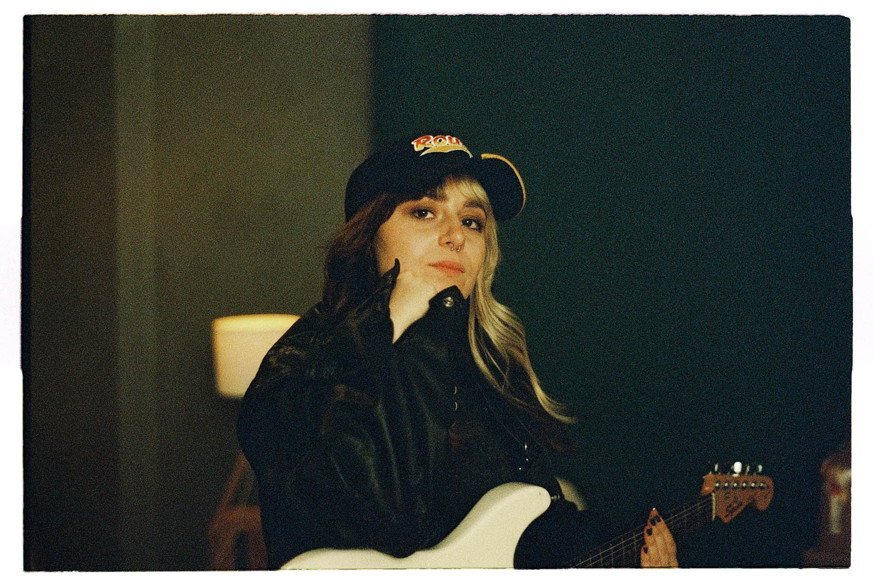 Dale play a «Bad Friend», el nuevo sencillo de ADRIANAH