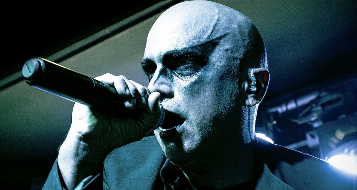 El poder de la vulnerabilidad: Carlos Compson y el videoclip de ‘Sortilegios’