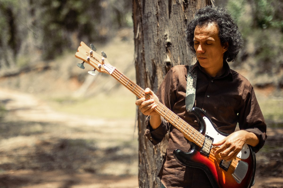 Desde el ombligo del mundo, El Flaco Naser pone el foco en la vida laboral digital con ‘Hombre Trabajador’