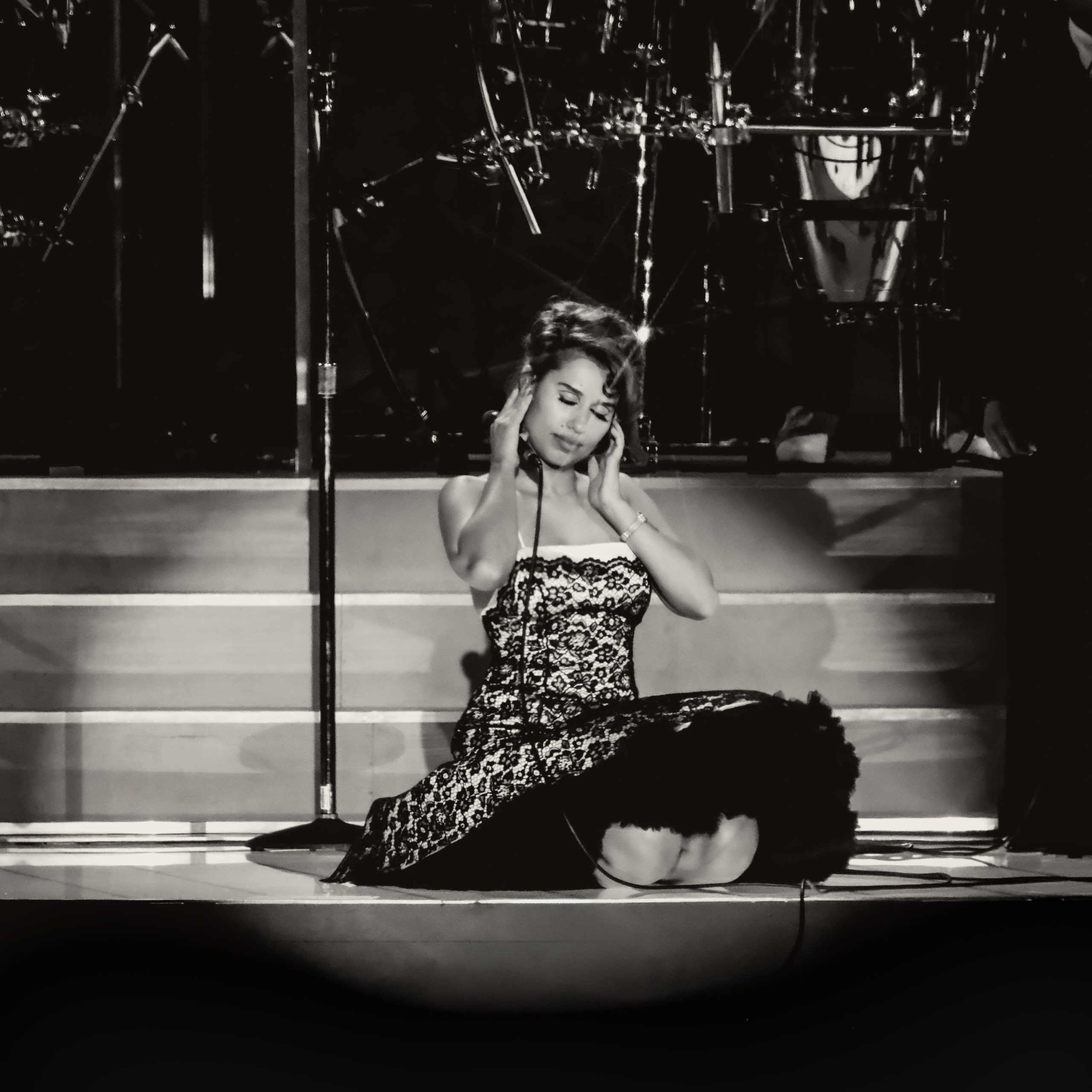 RAYE anuncia su nuevo álbum THIS MUSIC MAY CONTAIN HOPE.