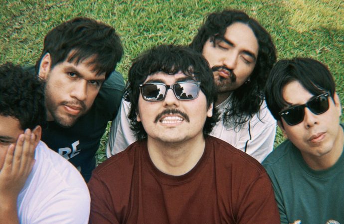 Parker Willis encuentra belleza en las heridas del crecimiento con su segundo álbum “Bloom”